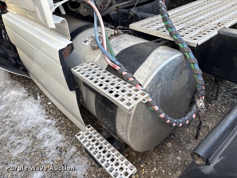 image for item YA1441 2016 Volvo VNL semi truck