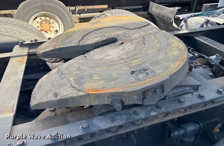 image for item YA1441 2016 Volvo VNL semi truck