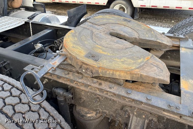 image for item YA1441 2016 Volvo VNL semi truck