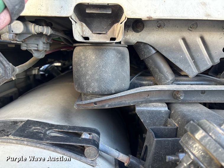 image for item YA1441 2016 Volvo VNL semi truck