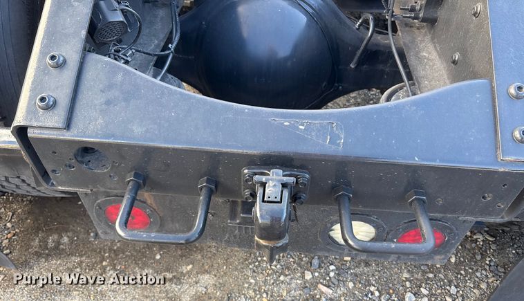 image for item YA1441 2016 Volvo VNL semi truck