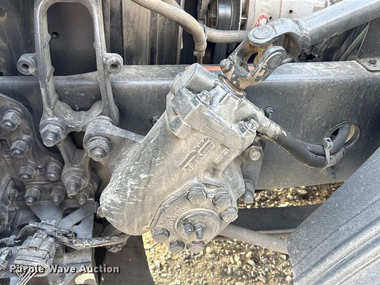 image for item YA1441 2016 Volvo VNL semi truck