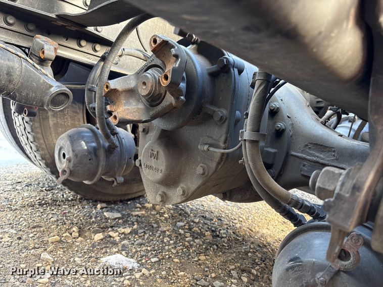 image for item YA1441 2016 Volvo VNL semi truck