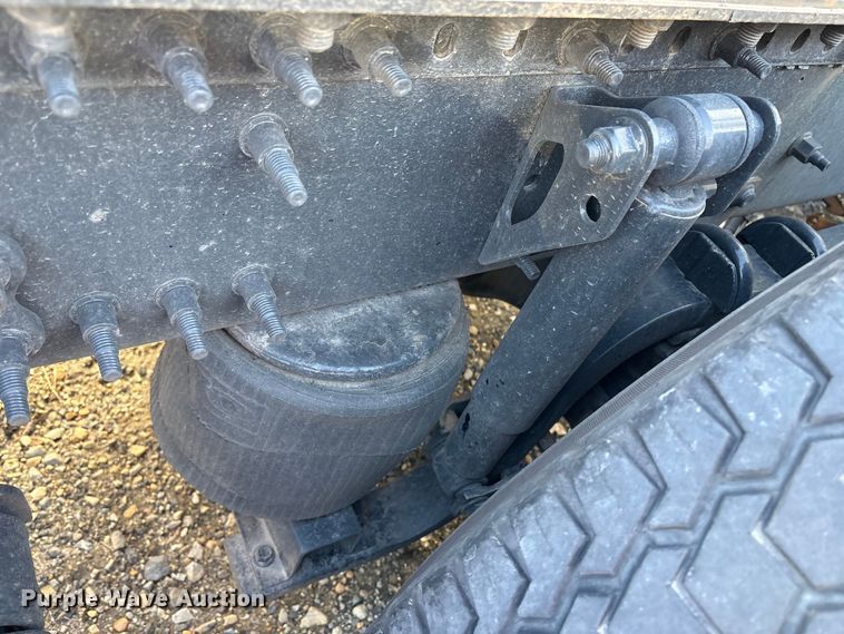 image for item YA1441 2016 Volvo VNL semi truck