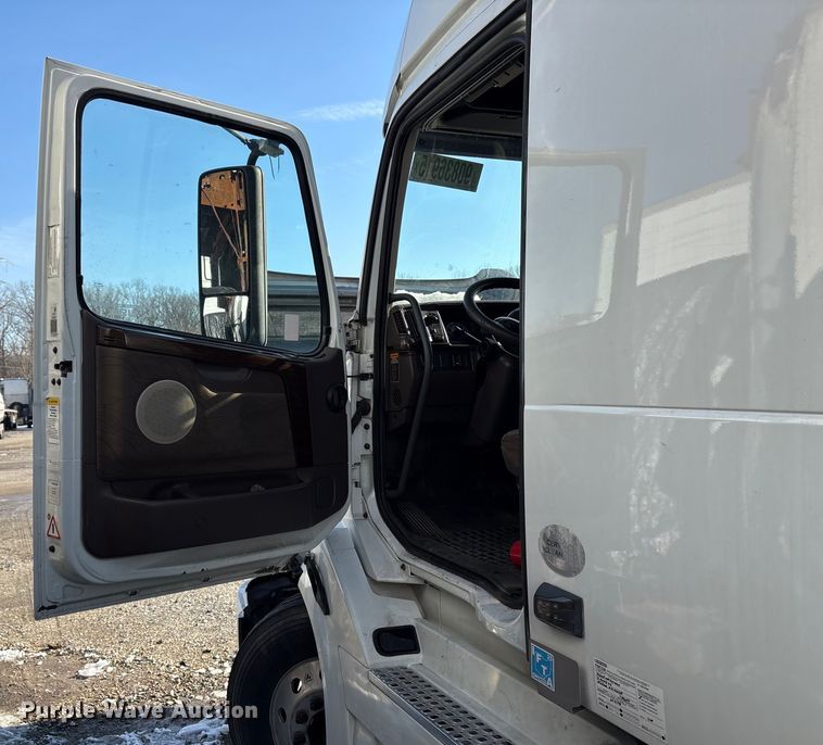 image for item YA1441 2016 Volvo VNL semi truck