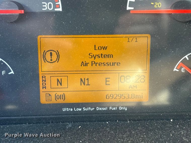 image for item YA1441 2016 Volvo VNL semi truck