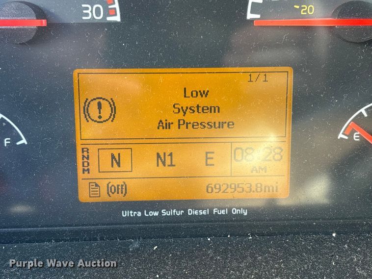 image for item YA1441 2016 Volvo VNL semi truck