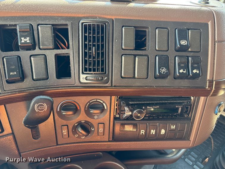 image for item YA1441 2016 Volvo VNL semi truck