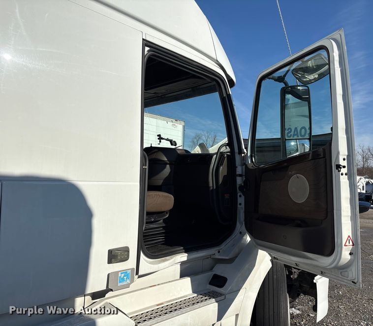 image for item YA1441 2016 Volvo VNL semi truck