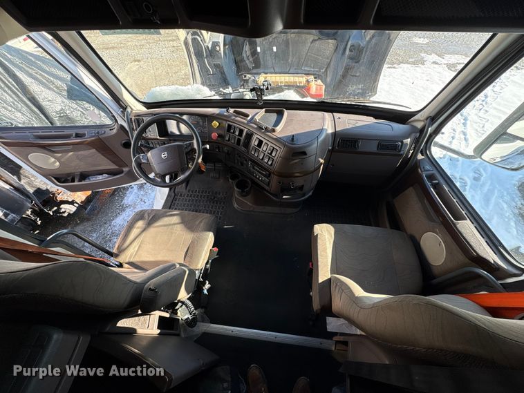 image for item YA1441 2016 Volvo VNL semi truck