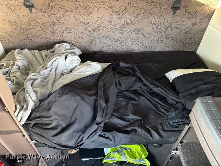 image for item YA1441 2016 Volvo VNL semi truck