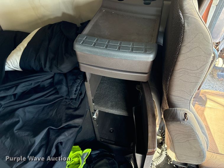 image for item YA1441 2016 Volvo VNL semi truck