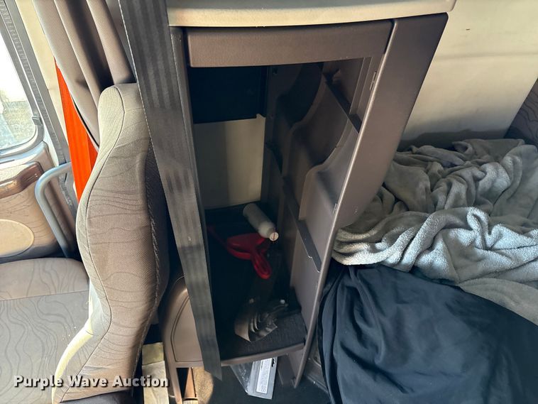 image for item YA1441 2016 Volvo VNL semi truck