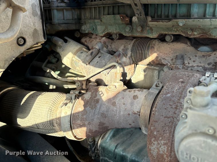 image for item YA1441 2016 Volvo VNL semi truck