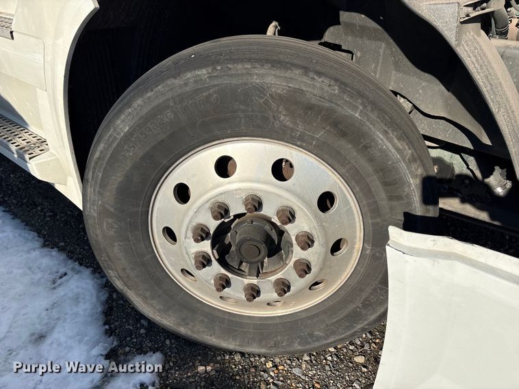 image for item YA1441 2016 Volvo VNL semi truck