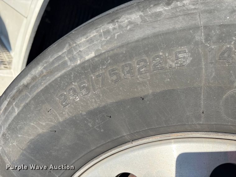 image for item YA1441 2016 Volvo VNL semi truck