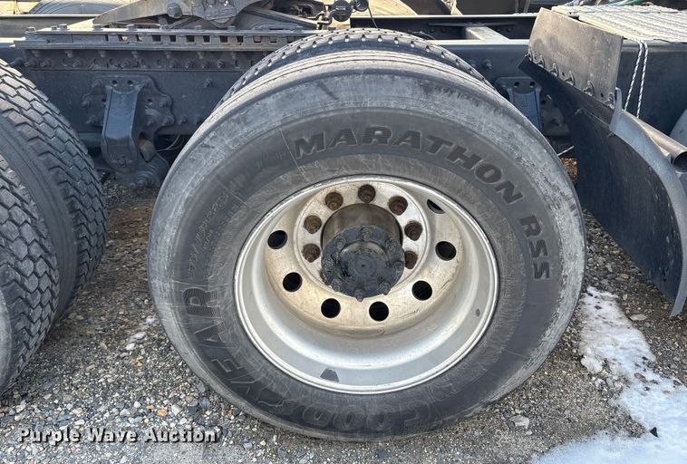 image for item YA1441 2016 Volvo VNL semi truck