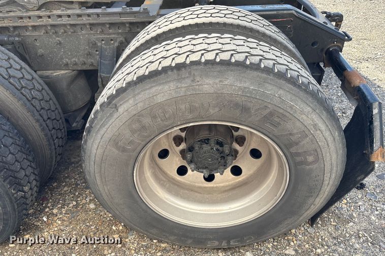 image for item YA1441 2016 Volvo VNL semi truck