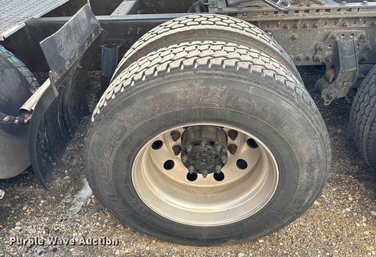 image for item YA1441 2016 Volvo VNL semi truck