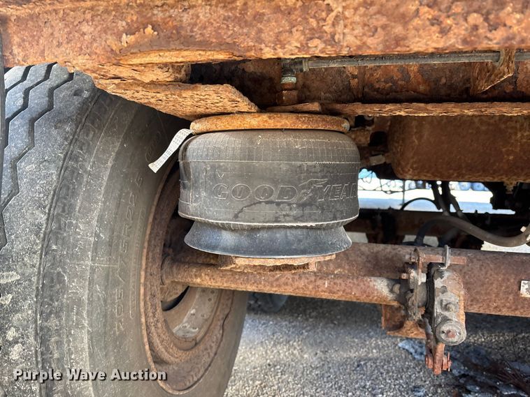 image for item YA1582 1995 Wabash dry van trailer