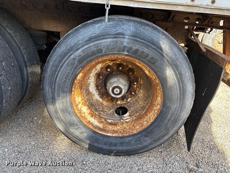 image for item YA1582 1995 Wabash dry van trailer