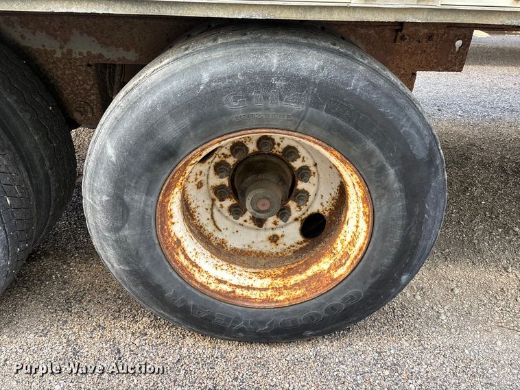 image for item YA1582 1995 Wabash dry van trailer