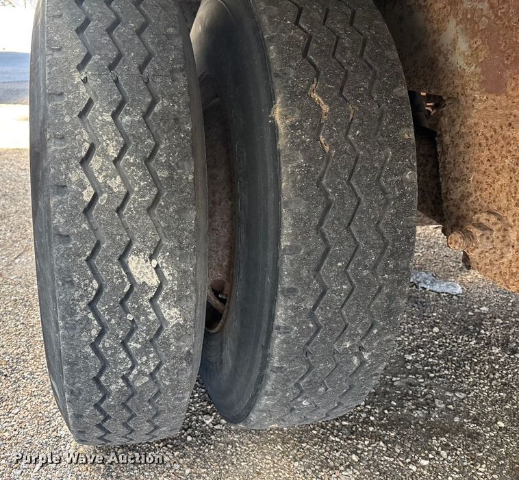 image for item YA1582 1995 Wabash dry van trailer