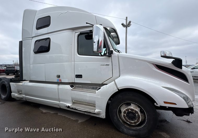image for item YA1610 2019 Volvo VNL semi truck