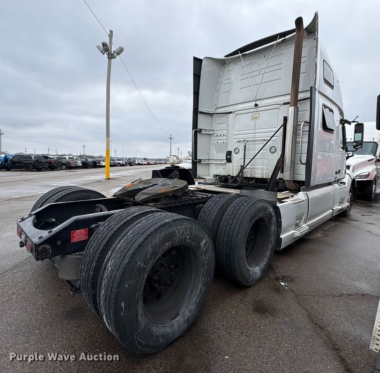 image for item YA1610 2019 Volvo VNL semi truck