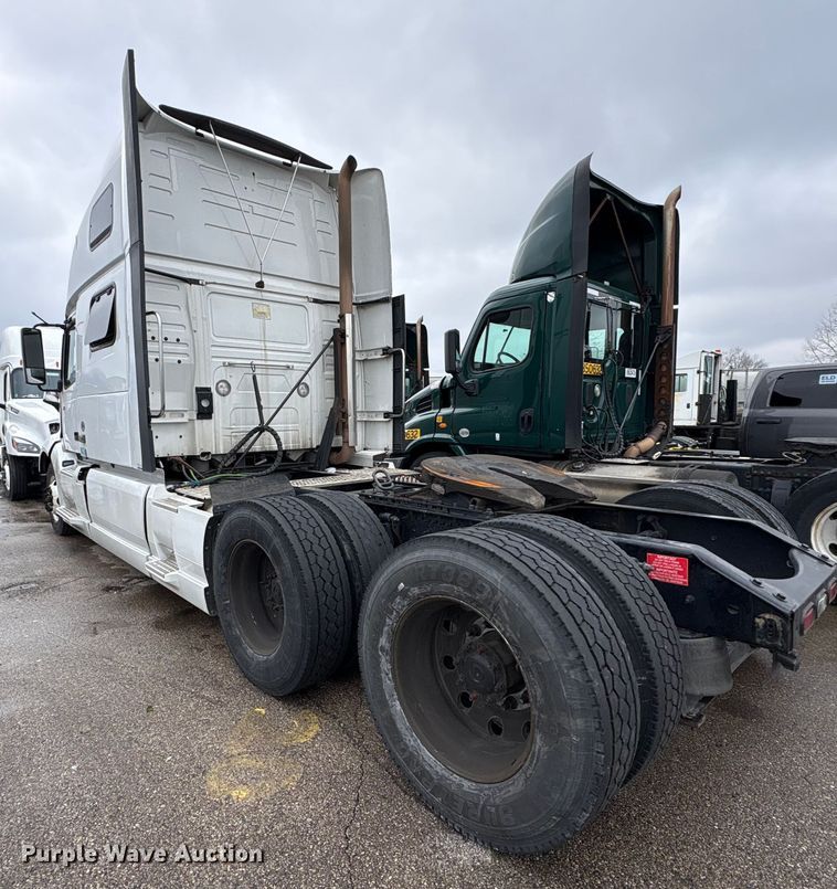 image for item YA1610 2019 Volvo VNL semi truck