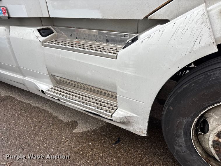 image for item YA1610 2019 Volvo VNL semi truck