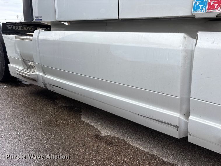 image for item YA1610 2019 Volvo VNL semi truck