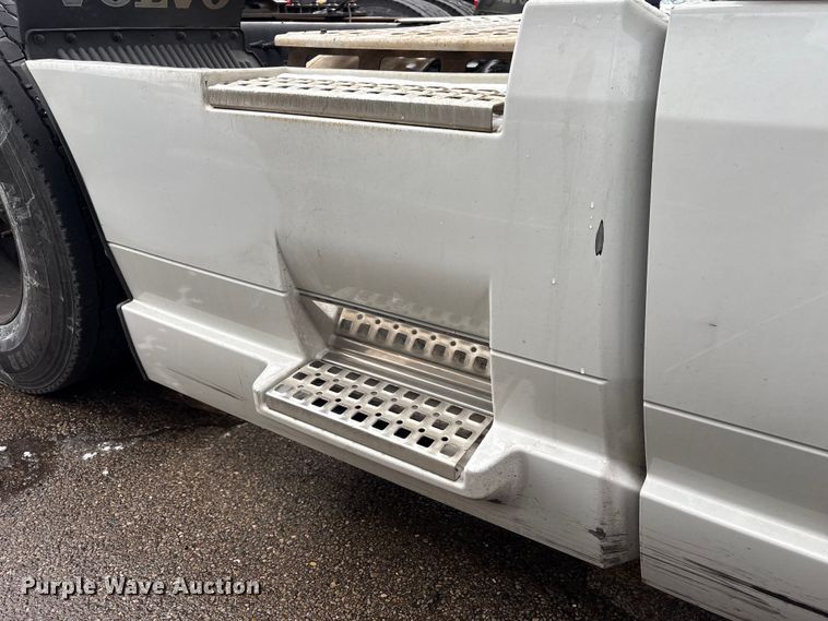 image for item YA1610 2019 Volvo VNL semi truck