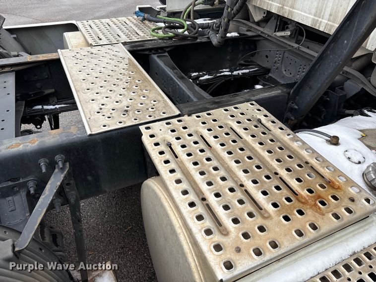 image for item YA1610 2019 Volvo VNL semi truck