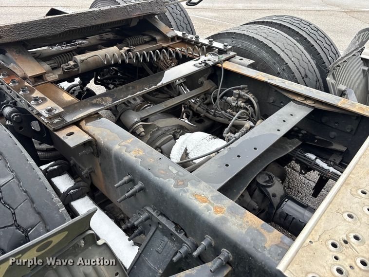 image for item YA1610 2019 Volvo VNL semi truck