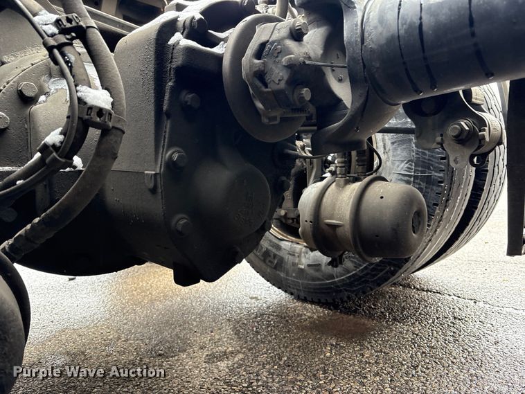 image for item YA1610 2019 Volvo VNL semi truck