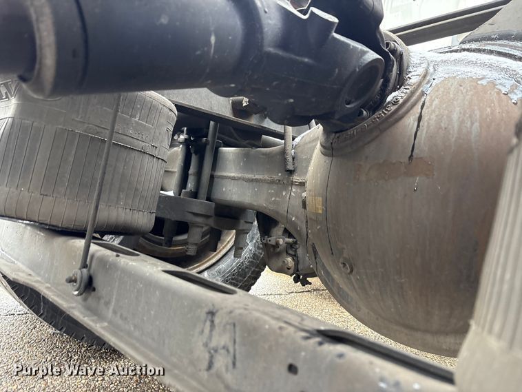 image for item YA1610 2019 Volvo VNL semi truck