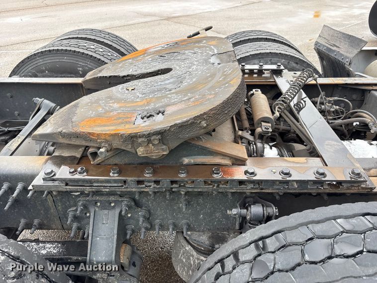 image for item YA1610 2019 Volvo VNL semi truck