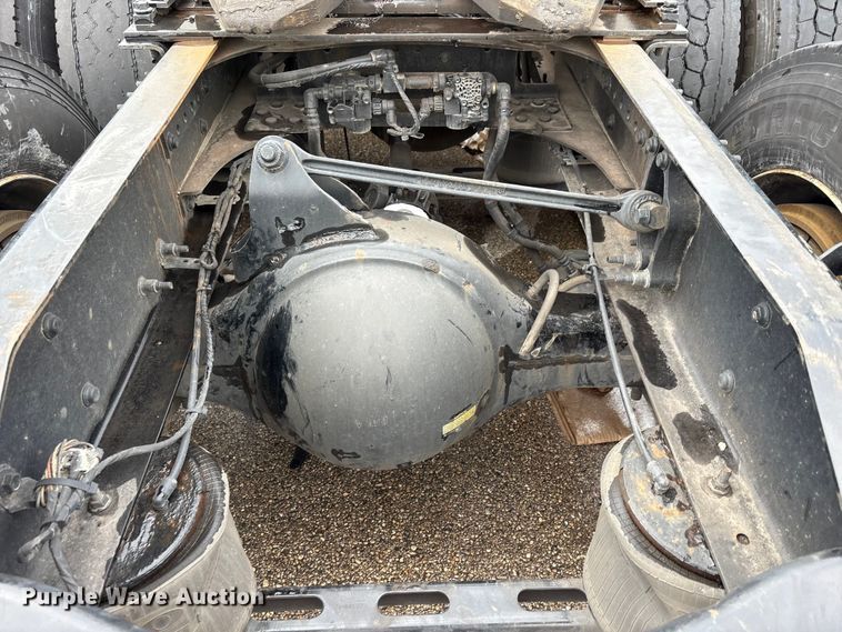 image for item YA1610 2019 Volvo VNL semi truck