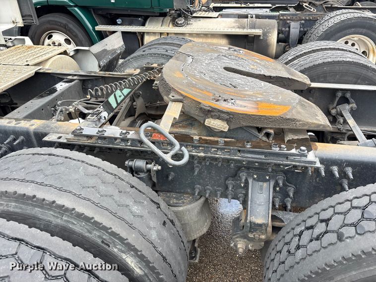 image for item YA1610 2019 Volvo VNL semi truck