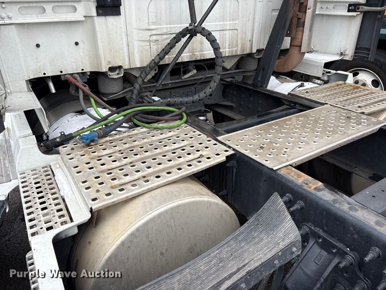 image for item YA1610 2019 Volvo VNL semi truck