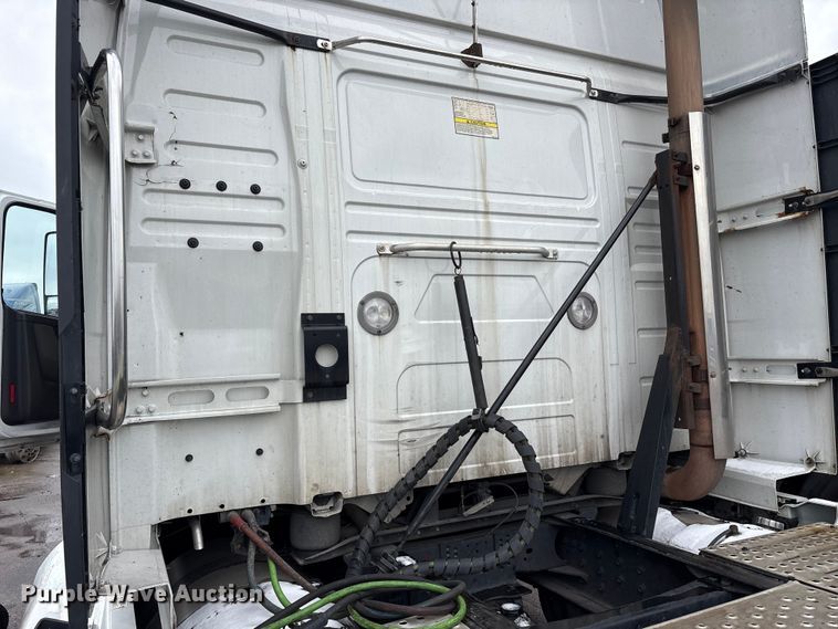 image for item YA1610 2019 Volvo VNL semi truck