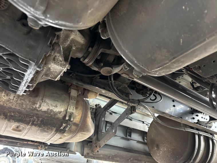 image for item YA1610 2019 Volvo VNL semi truck