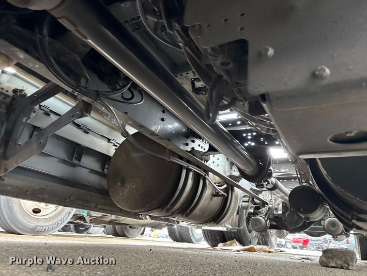 image for item YA1610 2019 Volvo VNL semi truck