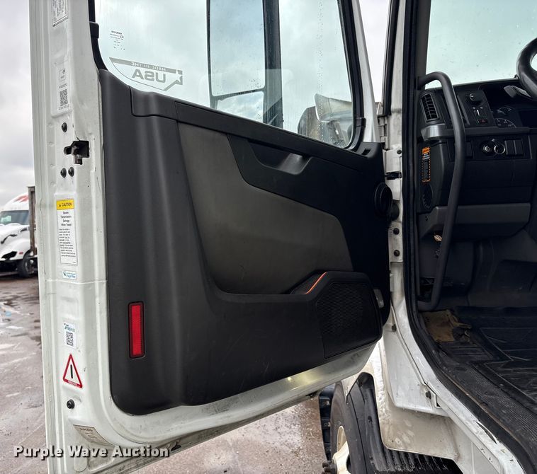 image for item YA1610 2019 Volvo VNL semi truck