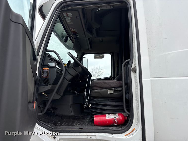 image for item YA1610 2019 Volvo VNL semi truck