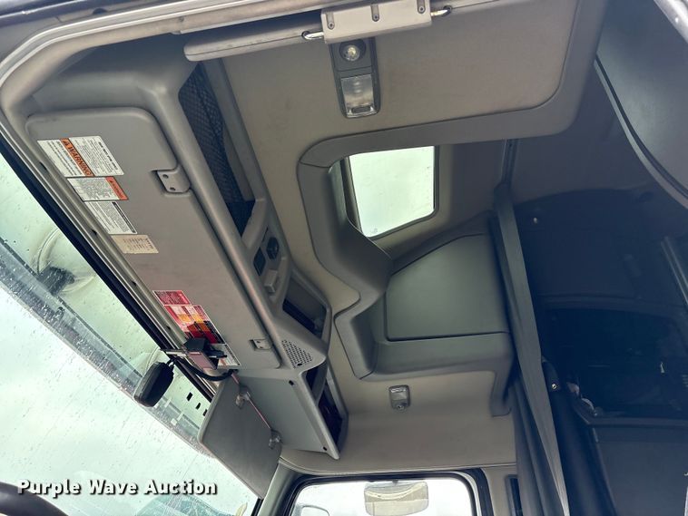 image for item YA1610 2019 Volvo VNL semi truck