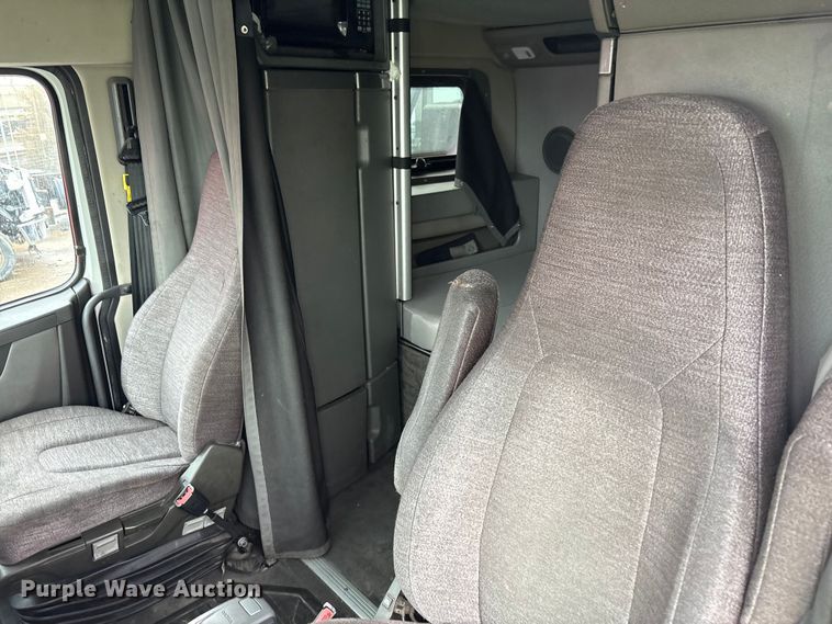 image for item YA1610 2019 Volvo VNL semi truck