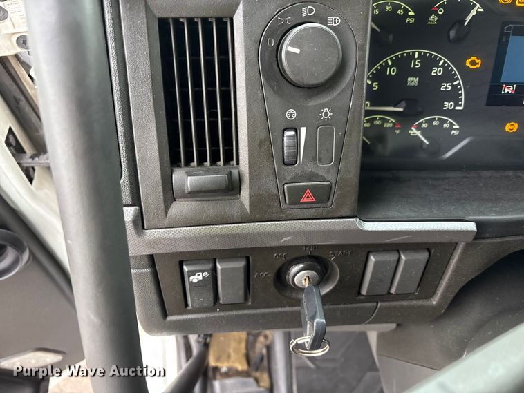 image for item YA1610 2019 Volvo VNL semi truck