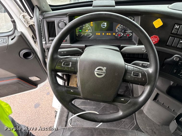 image for item YA1610 2019 Volvo VNL semi truck